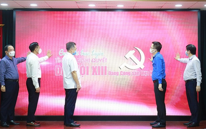 Ấn nút khởi động cuộc thi.