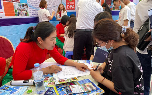 Trường Đại học Tài chính - Quản trị kinh doanh, tư  vấn xét tuyển cho thí sinh. (Ảnh chụp ngày 11/4)