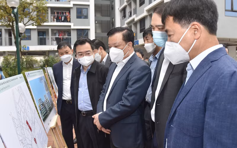 Bí thư Thành ủy Hà Nội Đinh Tiến Dũng và Bộ trưởng Xây dựng Nguyễn Thanh Nghị thăm, kiểm tra dự án nhà ở xã hội CT3, CT4 (xã Kim Chung, huyện Đông Anh). (Ảnh: Viết Thành)