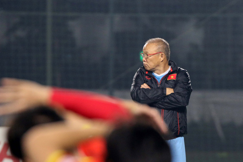 Huấn luyện viên Park Hang-seo trong buổi tập tối 15/11. (Ảnh: VFF)
