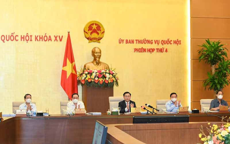 Chủ tịch Quốc hội Vương Đình Huệ cùng các Phó Chủ tịch Quốc hội chủ trì và điều hành phiên họp. (Ảnh: Duy Linh)