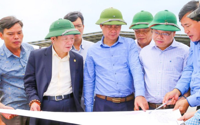 Chủ tịch UBND tỉnh Quảng Trị Võ Văn Hưng và ông Đỗ Quang Hiển, Chủ tịch HĐQT kiêm TGĐ Tập đoàn T&T Group khảo sát thực địa dự án Cảng hàng không Quảng Trị.