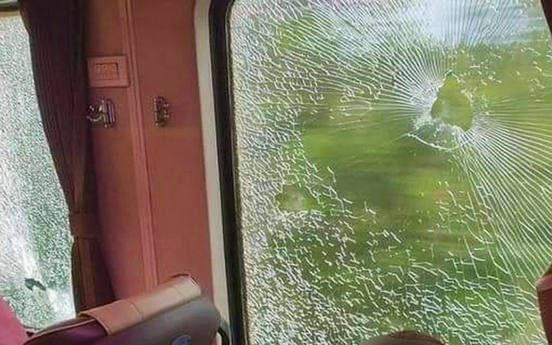 Cửa kính của tàu SE7 bị vỡ do nhóm trẻ ném đá.