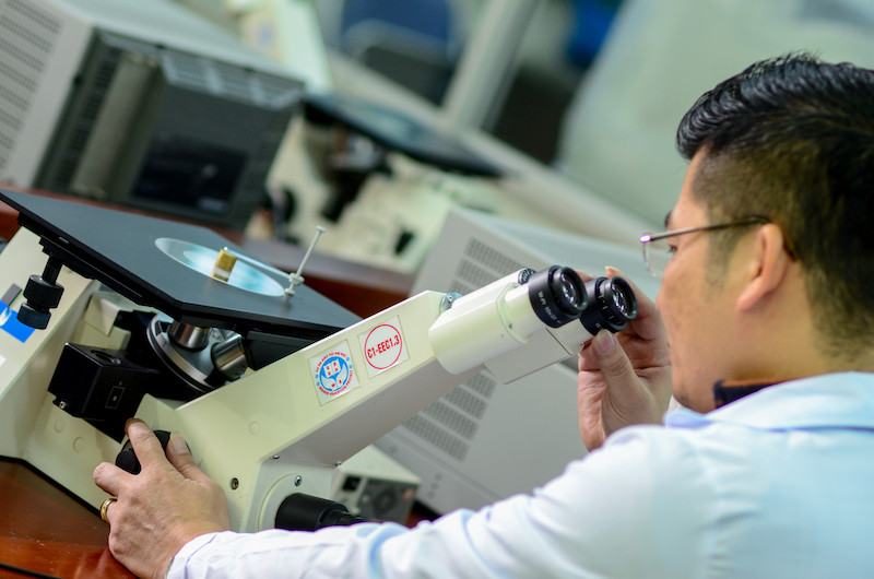 Giảng viên Trường đại học Bách khoa Hà Nội trong công tác nghiên cứu khoa học