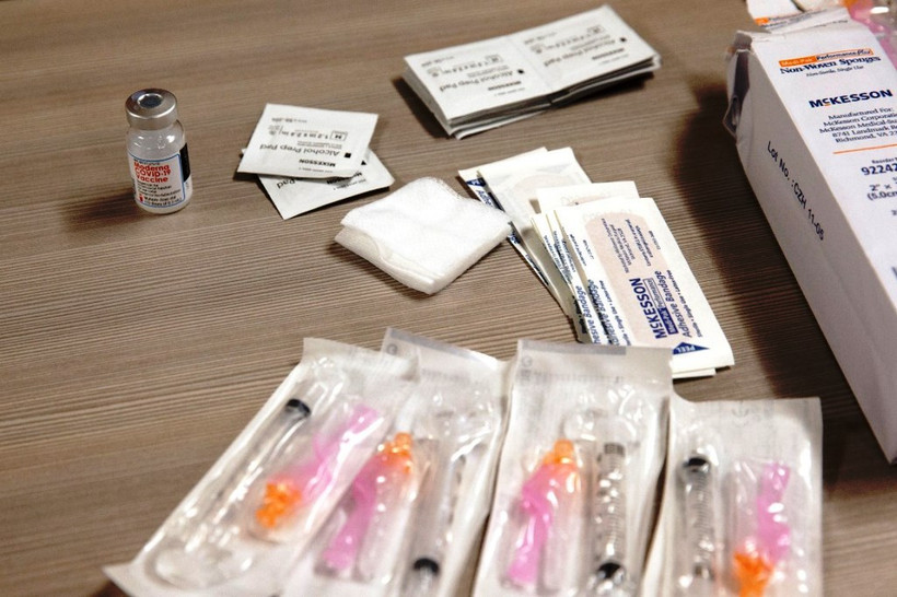 Lọ vaccine Covid-19 của Moderna bên cạnh kim tiêm và băng gạc. Ảnh: Getty Images.