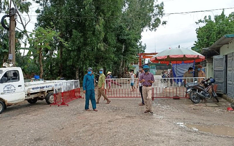 Lực lượng phòng, chống dịch ở TP Sầm Sơn lập chốt kiểm soát ở khu phố Nam Bắc, phường Quảng Vinh.