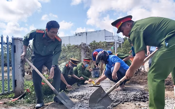 Cán bộ, chiến sĩ Công an tỉnh Bạc Liêu phối hợp giúp người dân xã Điền Hải, huyện Đông Hải làm đường giao thông nông thôn.