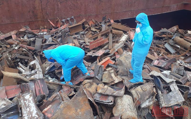 Cán bộ Chi cục Hải quan cửa khẩu cảng Vũng Áng tuân thủ quy trình phòng dịch khi thực thi nhiệm vụ tại những nơi tiềm ẩn nguy cơ xuất hiện dịch Covid-19