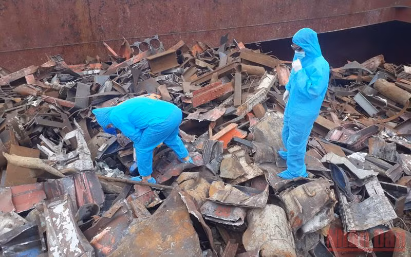 Cán bộ Chi cục Hải quan cửa khẩu cảng Vũng Áng tuân thủ quy trình phòng dịch khi thực thi nhiệm vụ tại những nơi tiềm ẩn nguy cơ xuất hiện dịch Covid-19