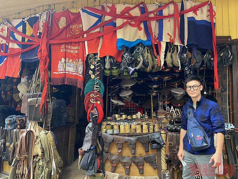 Gian hàng bán vật dụng quân nhân cũ từ thời Liên Xô tại chợ lưu niệm Vernissage ở Moskva, Liên bang Nga. Ảnh: TRỌNG HẢI