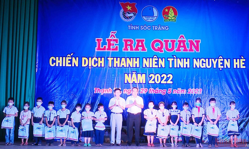 Tặng quà cho học sinh có hoàn cảnh khó khăn.