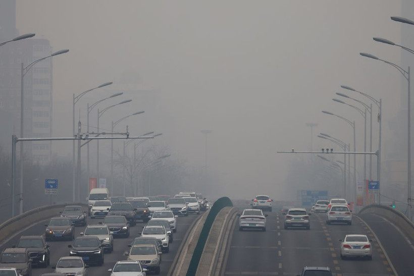 Đường phố ở Bắc Kinh, Trung Quốc bị ô nhiễm không khí ngày 13-2. Ảnh: Reuters.