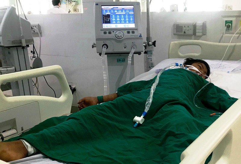 Bệnh nhân A Đoàn trong chùm ca bệnh nghi do ngộ độc tại thôn Kon Du, xã Măng Cành, huyện Kon Plông, tỉnh Kon Tum, đang được điều trị tại Khoa Hồi sức tích cực và chống độc, Bệnh viện đa khoa Kon Tum.