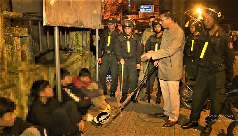 Một số đối tượng tham gia hỗn chiến bị lực lượng Công an bắt giữ tại hiện trường.