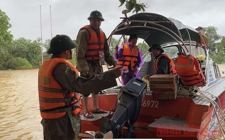  Lực lượng vũ trang Quảng Bình cứu trợ mì tôm khẩn cấp cho người dân vùng lũ Lệ Thủy. (Ảnh: HƯƠNG GIANG)