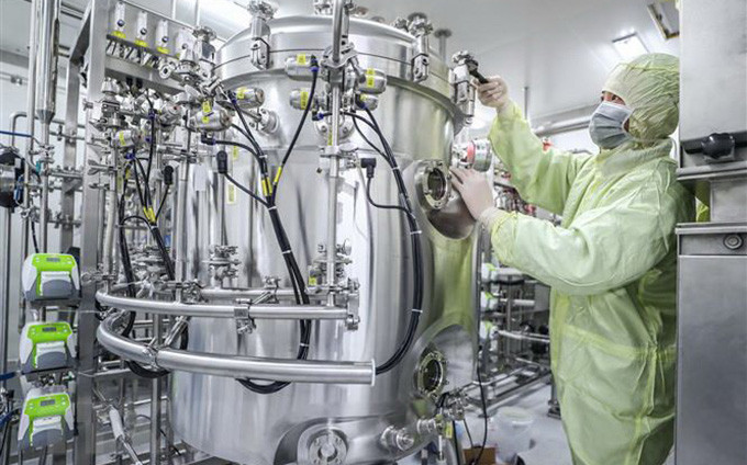 Nhân viên Tập đoàn dược quốc gia Trung Quốc (Sinopharm) điều chỉnh thiết bị sản xuất vắcxin tại nhà máy của Tập đoàn ở Bắc Kinh (Ảnh: THX/TTXVN)
