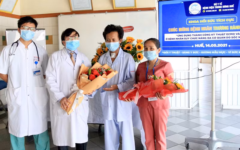 Lãnh đạo khoa Hồi sức tích cực tặng hoa chức mừng vợ chồng bệnh nhân H. khi ra viện. 