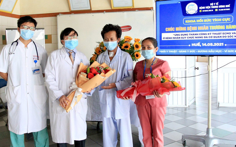 Lãnh đạo khoa Hồi sức tích cực tặng hoa chức mừng vợ chồng bệnh nhân H. khi ra viện. 