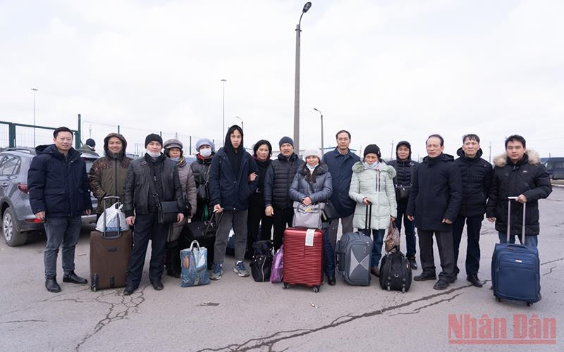 Đón người dân tại cửa khẩu Matveev Kurgan. (Ảnh: THANH THỂ)