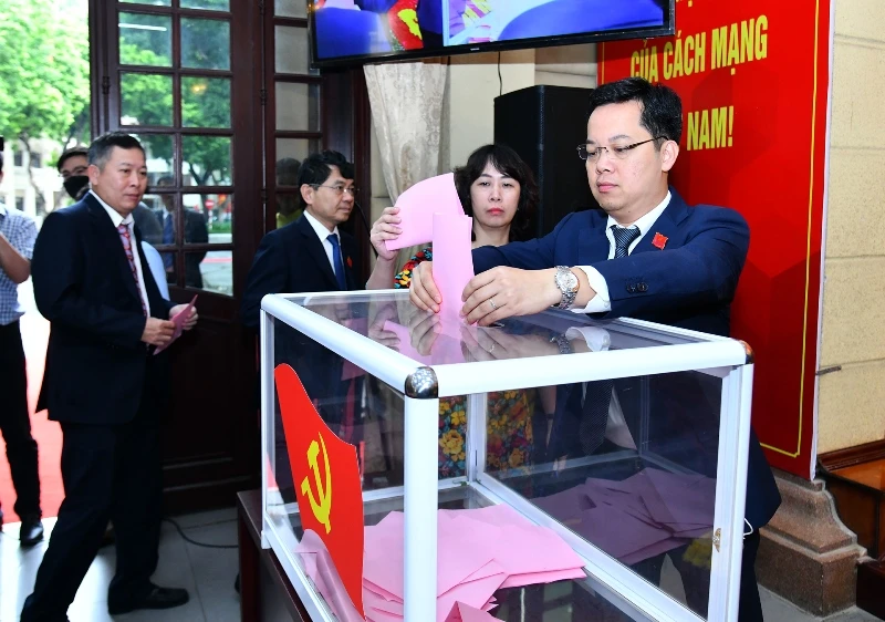 Các đại biểu bỏ phiếu bầu Ban Chấp hành Đảng bộ Khối các cơ quan thành phố Hà Nội, nhiệm kỳ 2020 - 2025.