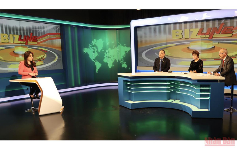 Bàn tròn về giảng dạy trực tuyến với sự tham gia của AUF, Bộ Giáo dục và Đào tạo Việt Nam cùng Đại học Quốc Gia Hà Nội. (Ảnh: AUF)