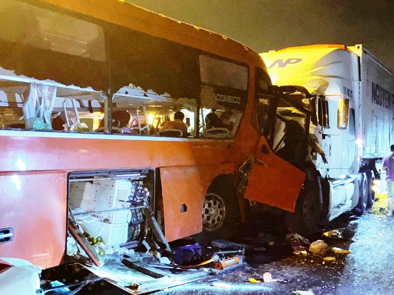 Hiện trường vụ tai nạn nghiêm trọng rạng sáng 15-10, tại hầm Hải Vân, Đà Nẵng. (Ảnh: ANH ĐÀO)