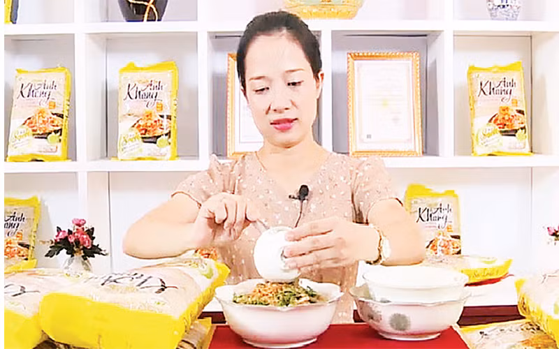 Doanh nghiệp livestream bán hàng trên trang Facebook OCOP Live. 