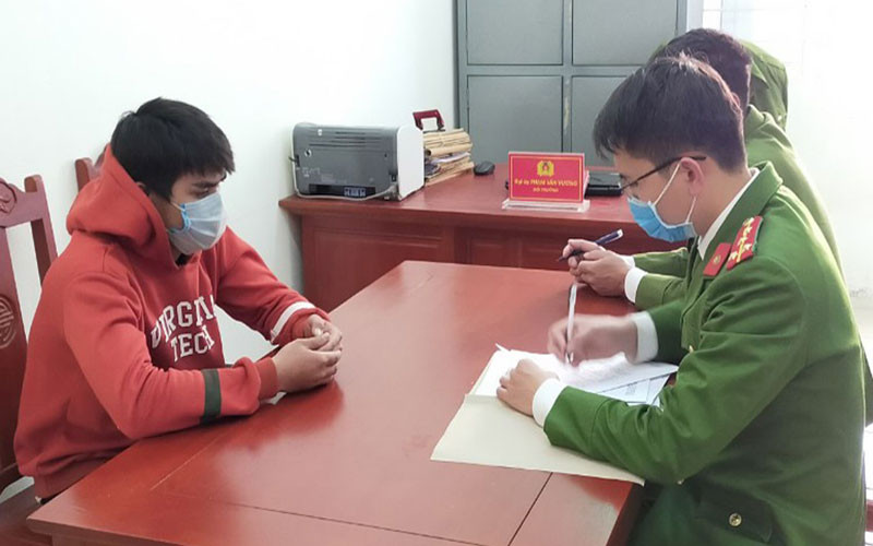 Đối tượng Vi Văn Lượt tại cơ quan công an.