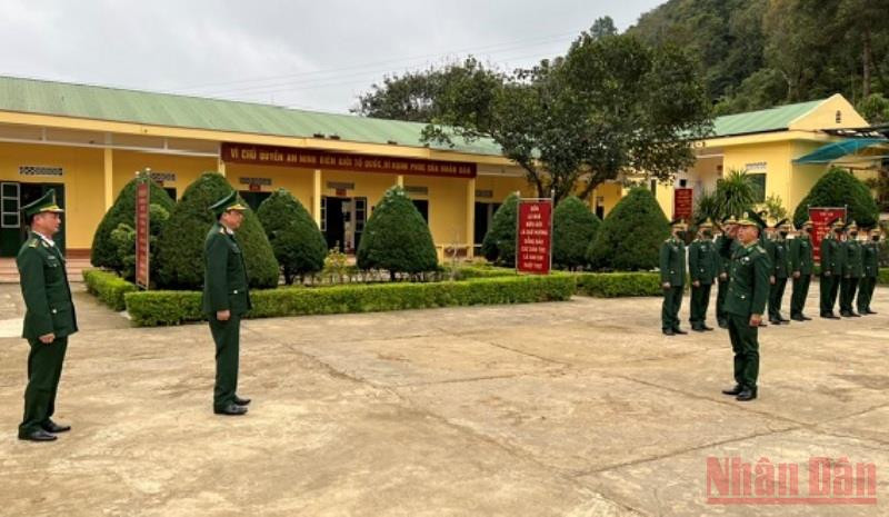 Đại tá Cà Văn Lập, Chính uỷ Bộ đội Biên phòng tỉnh Sơn La thăm, chúc Tết đồn Biên phòng Chiềng On, huyện Yên Châu.