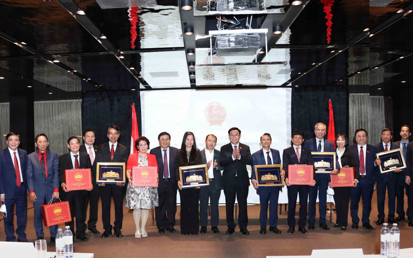 Chủ tịch Quốc hội Vương Đình Huệ và cộng đồng người Việt tại Áo, Czech, Ba Lan, Đức, Hungary, Slovakia. (Nguồn: TTXVN)