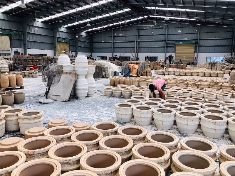 Xưởng sản xuất gốm của một doanh nghiệp thuộc diện di dời vào CCN gốm sứ Tân Hạnh.