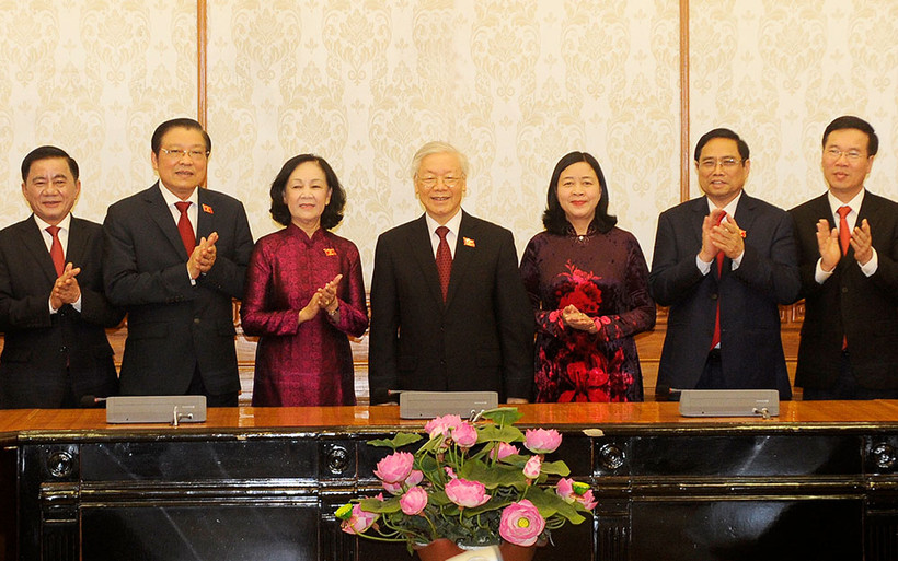 Tổng Bí thư Nguyễn Phú Trọng, Thủ tướng Phạm Minh Chính và các đại biểu tại Lễ công bố Quyết định của Bộ Chính trị phân công Trưởng Ban Tổ chức Trung ương và Trưởng Ban Dân vận Trung ương. 