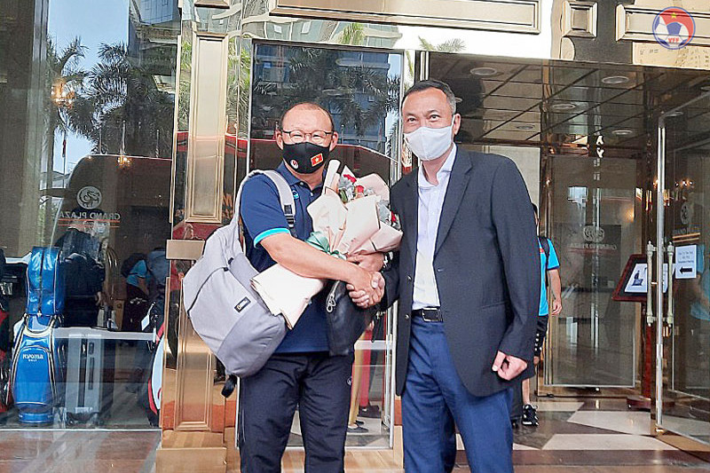 Phó Chủ tịch thường trực LĐBĐ Việt Nam Trần Quốc Tuấn tặng hoa HLV Park. (Ảnh: VFF)