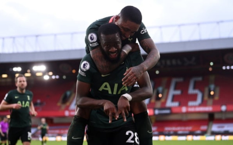 Ndombele (số 28) mừng bàn thắng tuyệt đẹp cho Tottenham.