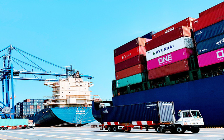 Các doanh nghiệp vận tải hàng hóa đang phải căng mình duy trì hoạt động do giá xăng, dầu tăng. (Ảnh QUANG DŨNG)