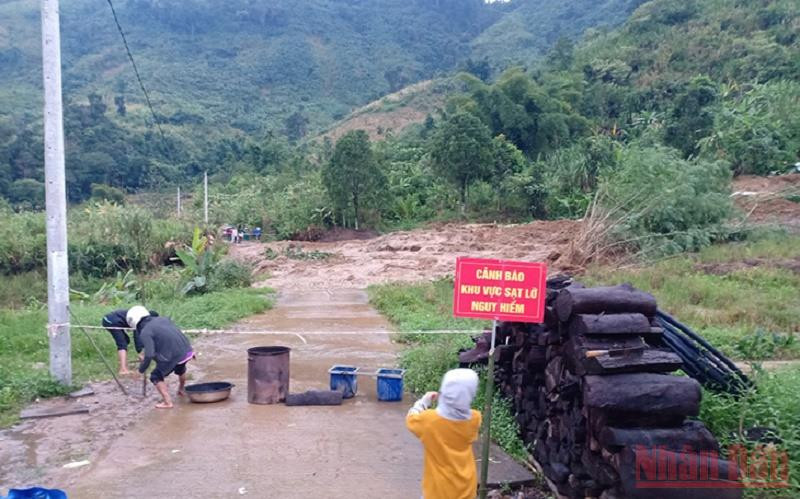 Chính quyền địa phương giăng dây cảnh báo tại khu vực sạt lở. (Ảnh: QUỐC VIỆT)
