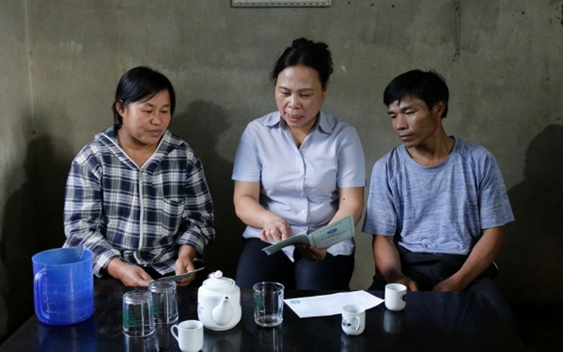 "Ði từng ngõ, gõ từng nhà, rà từng đối tượng" để tuyên truyền tính nhân văn của BHXH đến từng người dân. (Ảnh Phạm Chính)