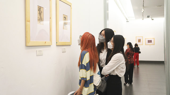 Nhiều bạn trẻ đến với triển lãm trong ngày khai mạc.