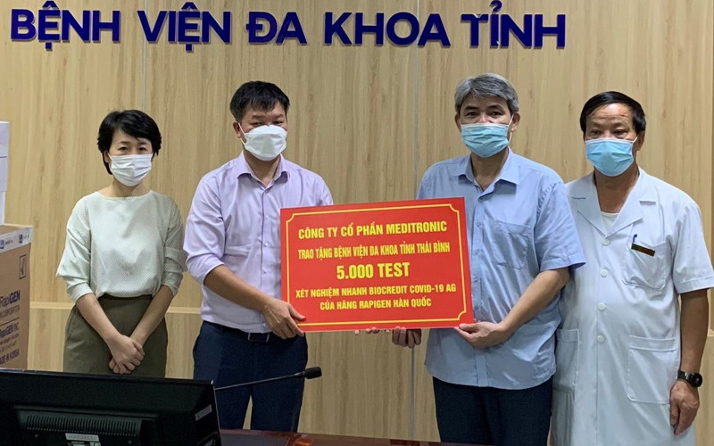 Công ty Cổ phần Meditronic trao tặng 5.000 test nhanh xét nghiệm cho Bệnh viện đa khoa tỉnh Thái Bình.