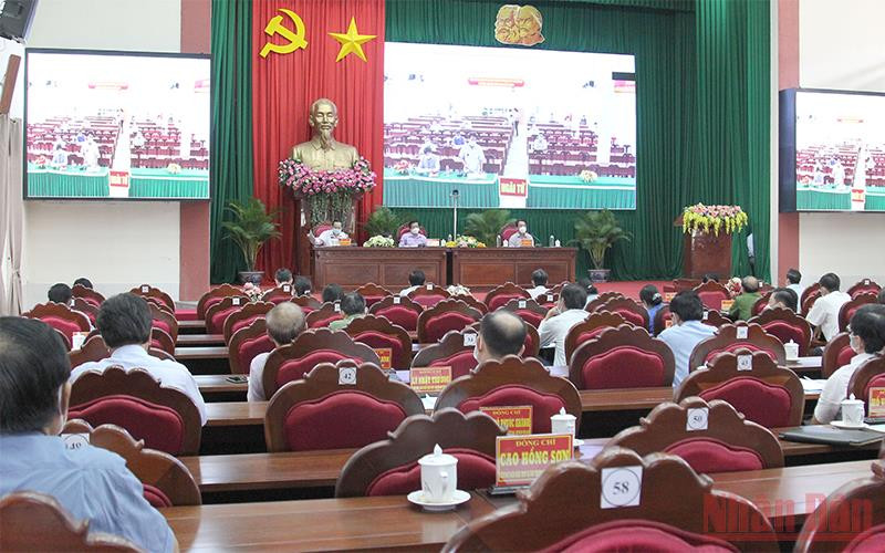 Họp trực tuyến kết nối điểm cầu chính từ Tỉnh uỷ Vĩnh Long đến các xã trong tỉnh. (Ảnh: Bá Dũng).