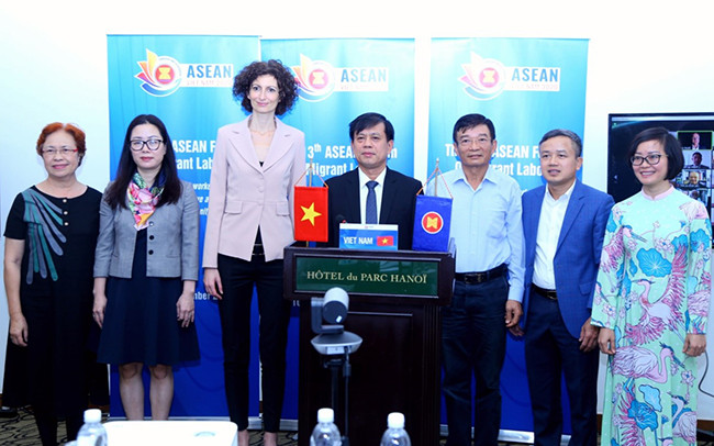 Đại biểu dự Diễn đàn trực tiếp ở Việt Nam.