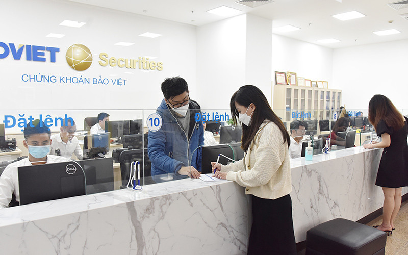 Nhà đầu tư giao dịch tại sàn giao dịch Công ty cổ phần Chứng khoán Bảo Việt. (Ảnh THANH LÂM)