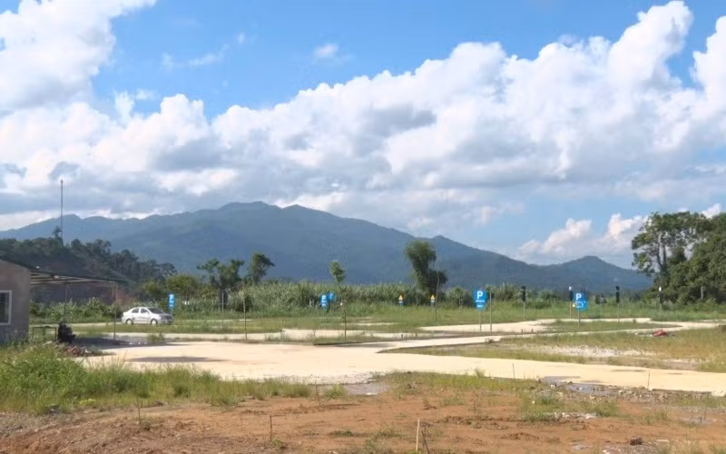 Sân tập lái xe ô-tô trái phép trên diện tích lớn, xây dựng trong thời gian dài nhưng chưa bị xử lý.