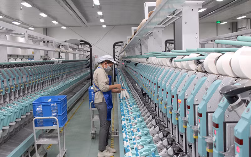 Đầu tư cho nguyên liệu sẽ giúp doanh nghiệp dệt may giảm bớt khó khăn.