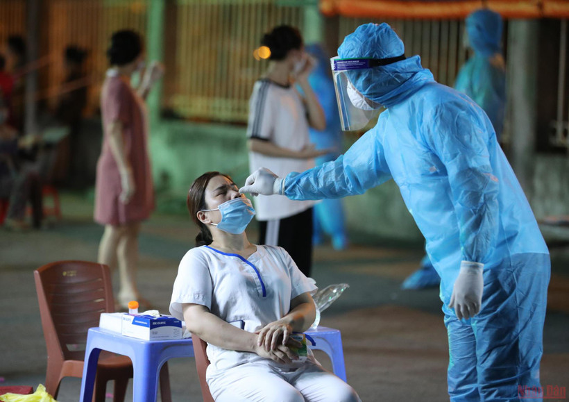 Lấy mẫu xét nghiệm Covid-19 cho người dân. (Ảnh: DUY LINH)