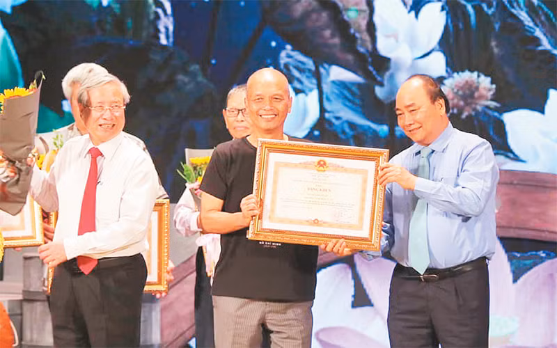 Ông Nguyễn Thành Nam được tặng Bằng khen của Thủ tướng Chính phủ vì có thành tích trong học tập và làm theo tư tưởng, đạo đức, phong cách Hồ Chí Minh.