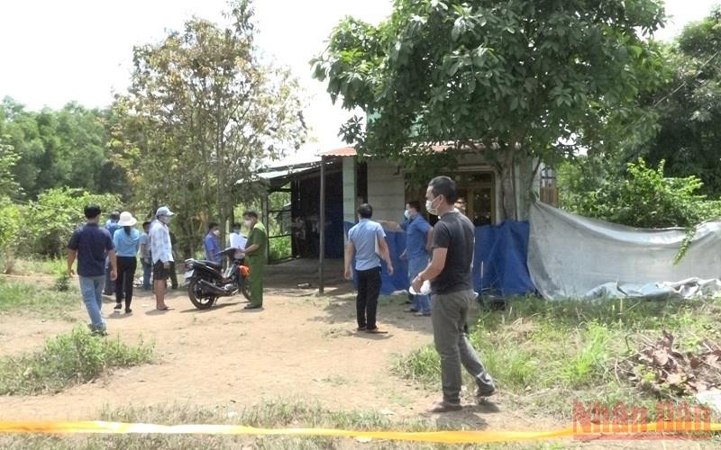 Cơ quan chức năng khám nghiệm hiện trường vụ án mạng.