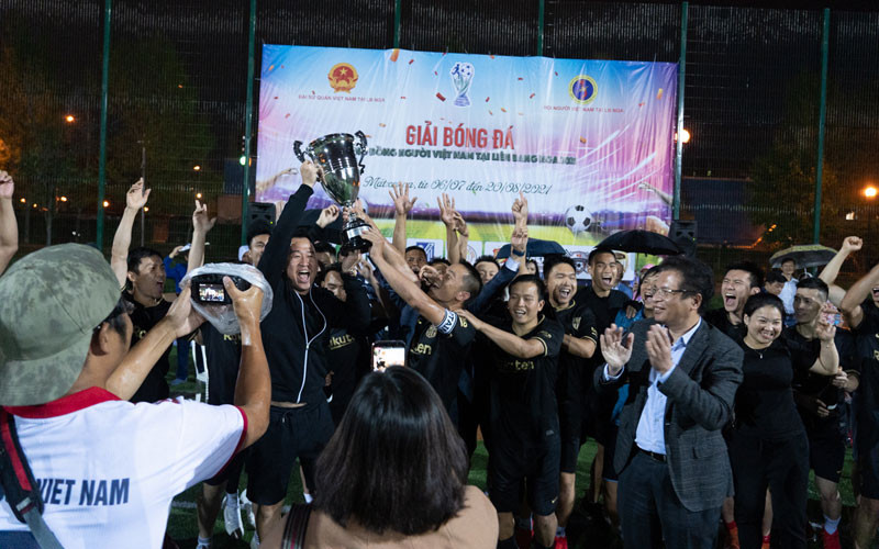 FC Anh em nâng cao cúp vô địch. (Ảnh: THANH THỂ)