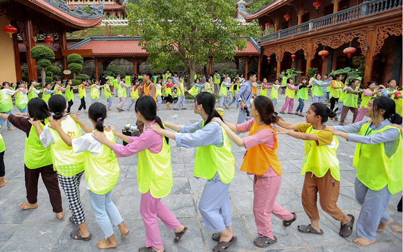 Ðến với các khóa tu của các chùa, tự viện, các em hiểu được cội nguồn nhân quả, phân biệt được việc đúng sai, từ đó ngăn cản những hành vi bạo lực. Ảnh: TÂM MINH