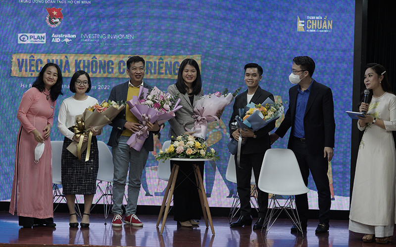 Các đại biểu tham gia talkshow “Việc nhà không của riêng ai”. (Ảnh: Ban tổ chức)